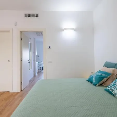 Maison Blaesia - Beachfront Modern Sea Loft 巴里