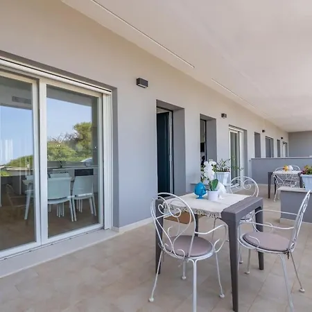 Maison Blaesia - Beachfront Modern Sea Loft Apartment *